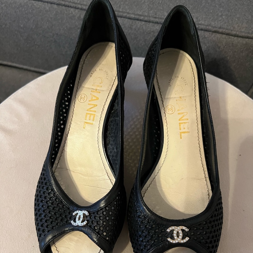 Chanel Interlocking CC logo Leather Pumps.